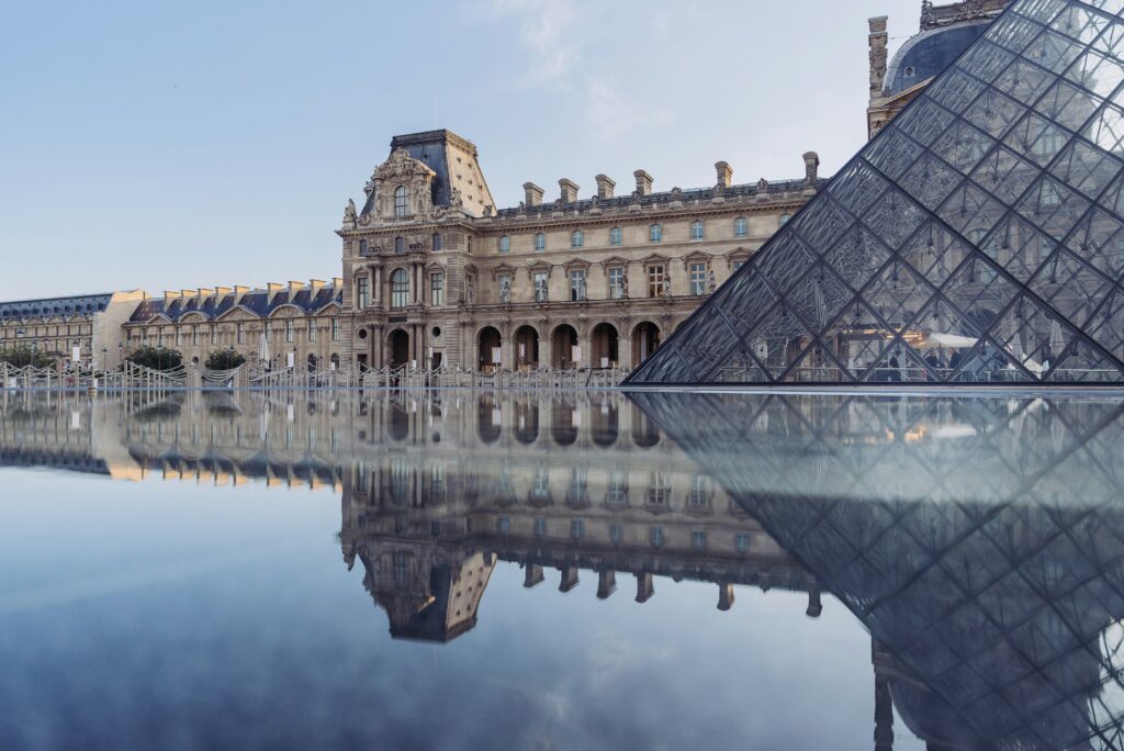 Louvre workers stage strike, museum shuts down