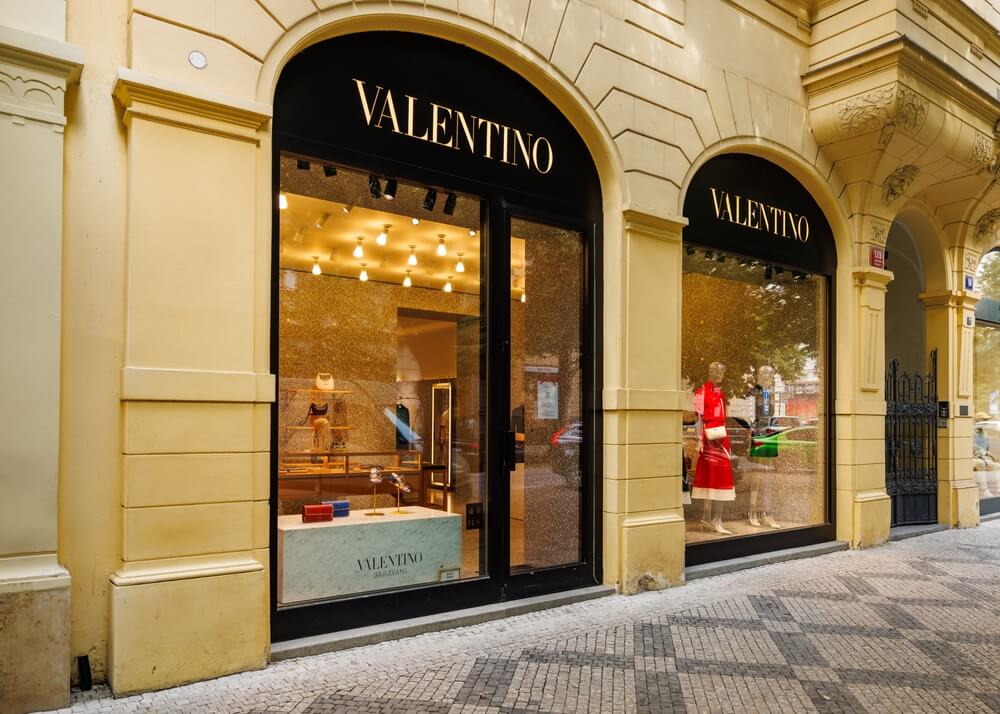 Valentino, Fashion’s Red-Carpet Legend, Dies at 93