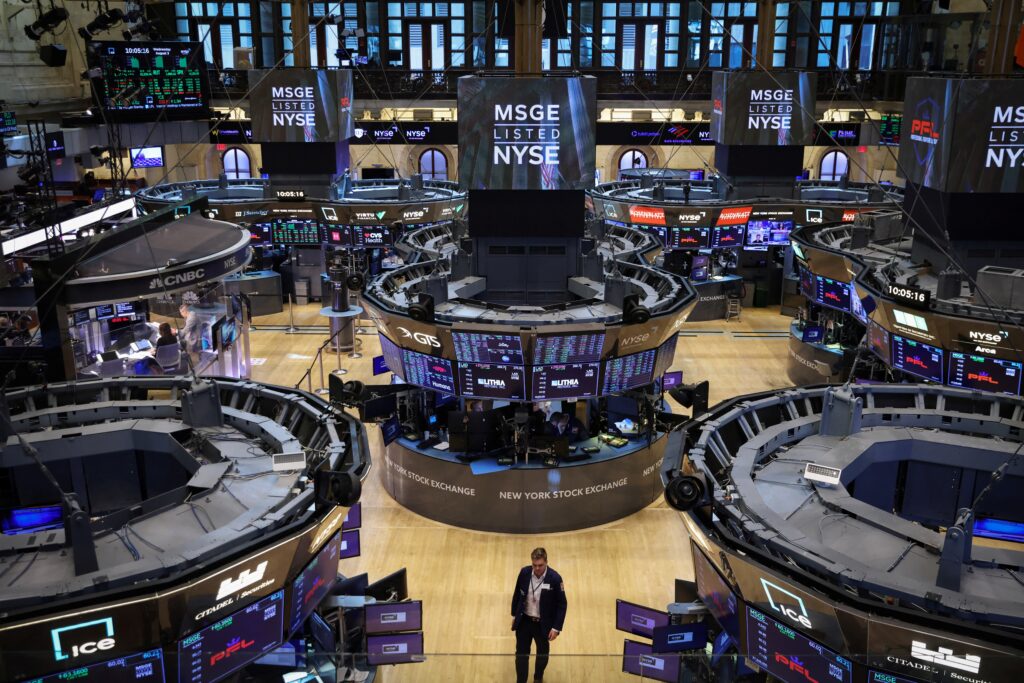 US Stocks Fall as AI Spending Worries Rise